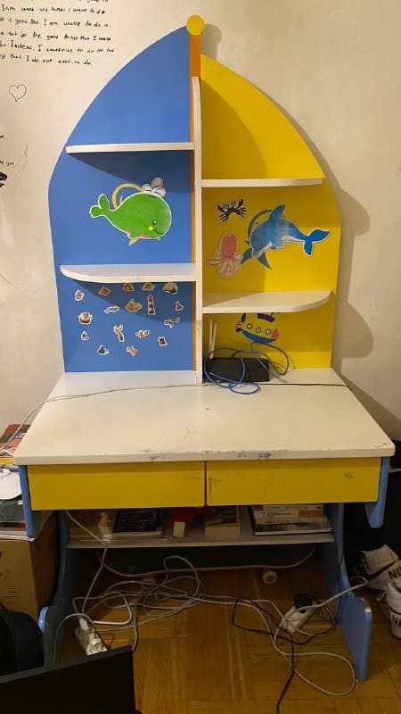 Детский стол с встроенными полками