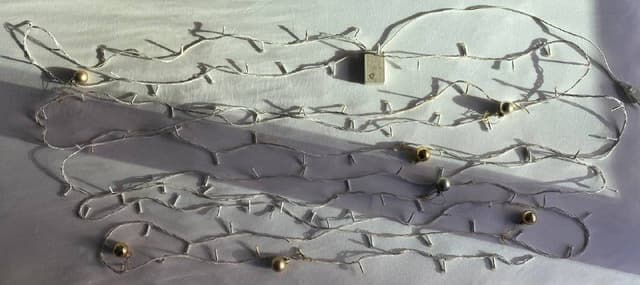 Гирлянда, декоративные ёлочки на подставке