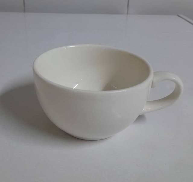 Чайные чашки, кофейные чашки, блюдца, чайники, формы для запекания, соусники, стаканы, ложки, вилки, ножи