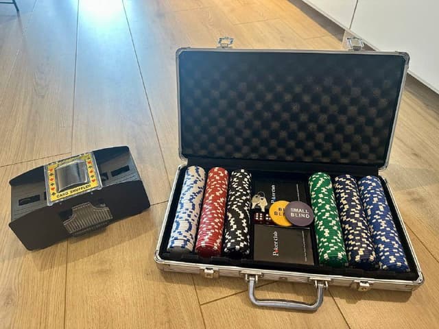 Набор для покера с пластиковыми картами и Card Shuffler