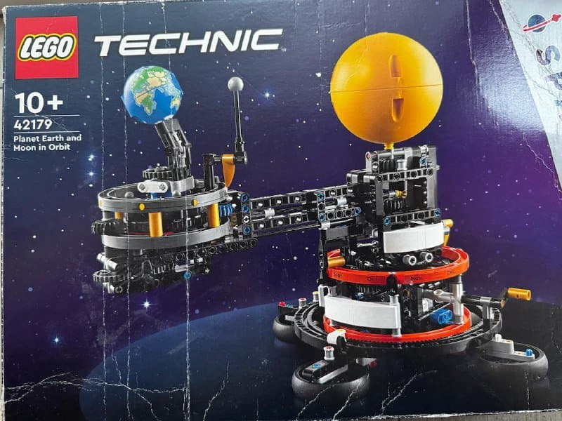 Lego Technic 42179 Planet Earth and Moon in Orbit 2