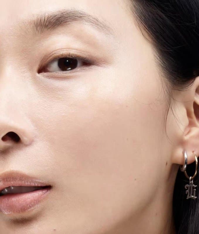 Гирлянда Jysk, бежевая сумка Amomento, тональный крем Glossier 10