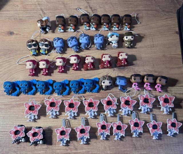 Фигурки из киндера по сериалу Очень странные дела