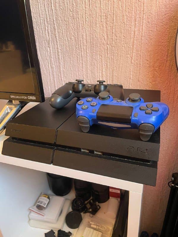 PlayStation 4 Slim с двумя геймпадами и играми
