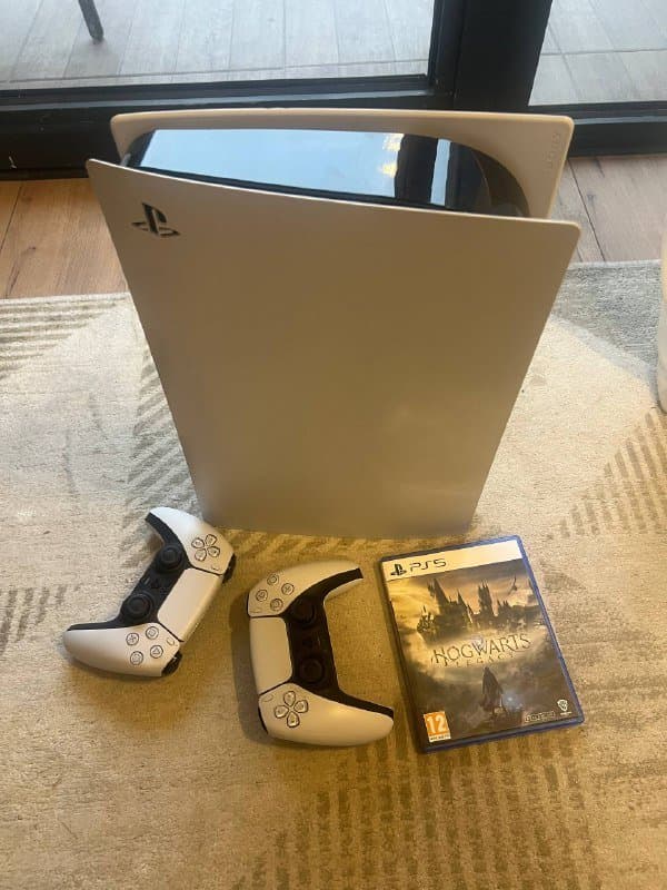 PS5, два джойстика, игра Hogwarts Legacy