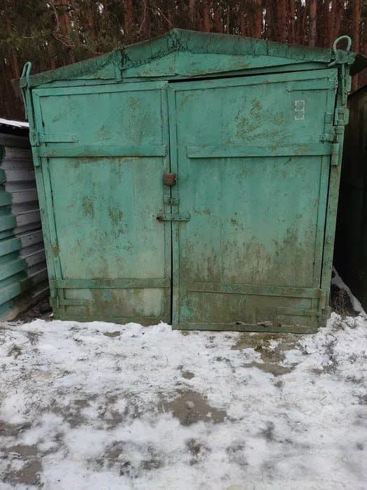 Металлический гараж старый для хранения