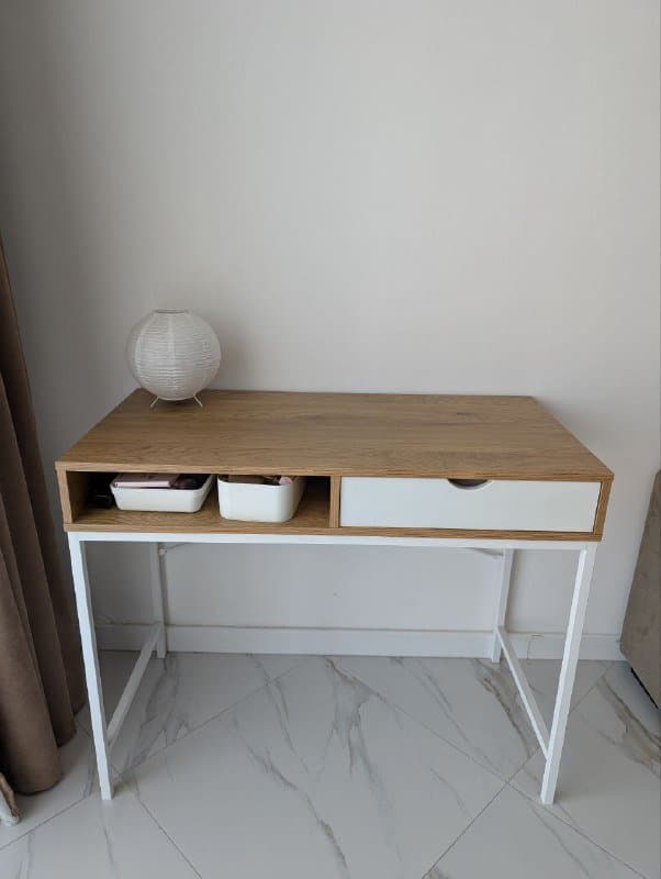 Стол, телевизор Hisense, компьютерный стол, стул, powerbank, мышь Xiaomi