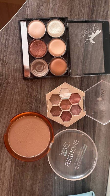 Набор косметики бронзер и тени для век