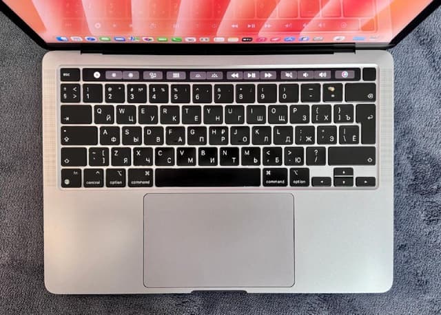 MacBook Pro 13" M1 16GB RAM, полный комплект аксессуаров