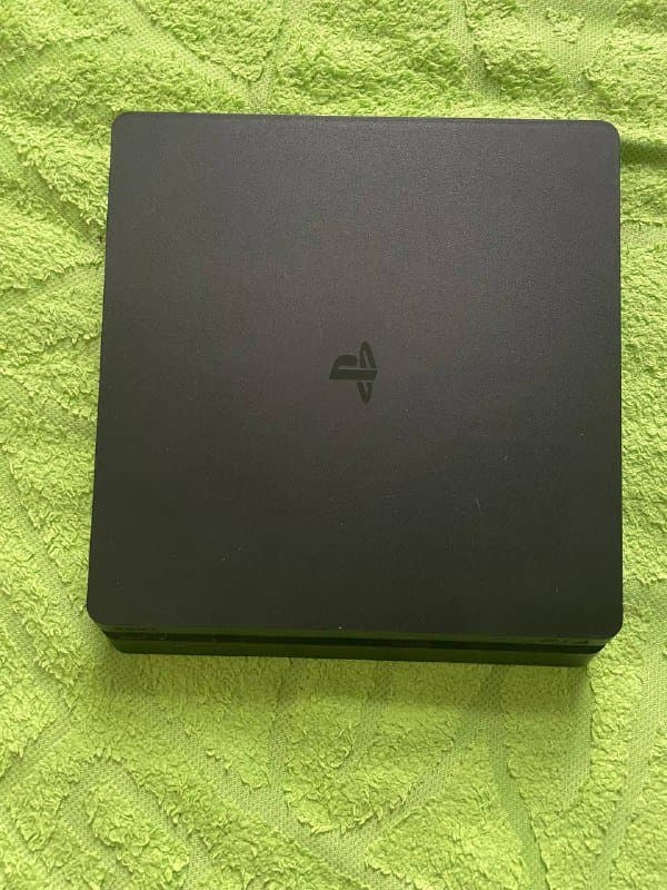 PlayStation 4 slim с проводами и играми 3