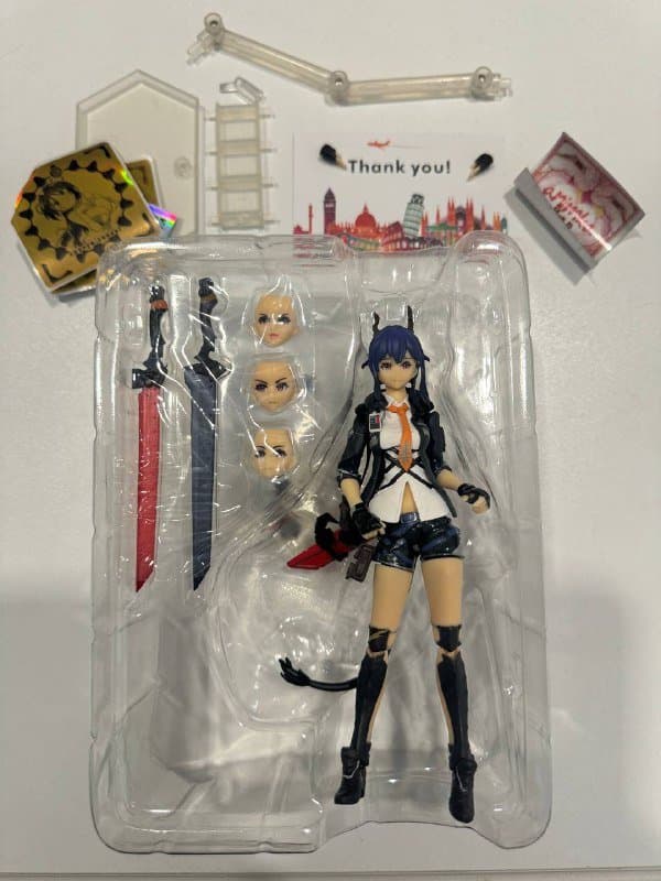 Экшн аниме-фигурка со сменными лицами и спорт-инвентарем 1