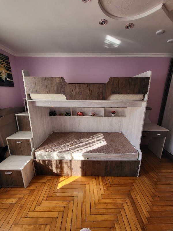 Двухъярусная кровать с матрасами