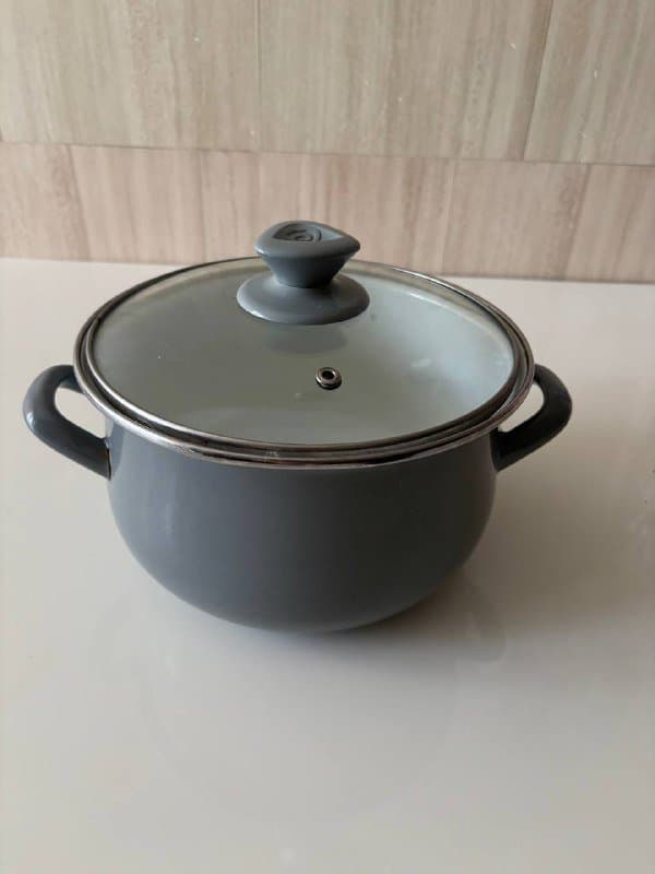 Кастрюля с крышкой, форма для выпечки, заварочный чайник, электрочайник, бокалы для вина, силиконовый коврик