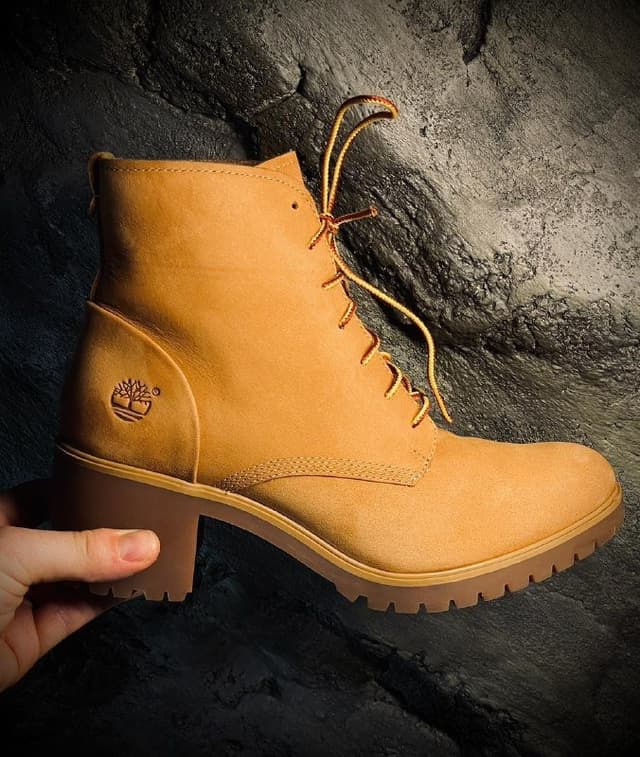 Женские ботинки Timberland на каблуке нубуковые