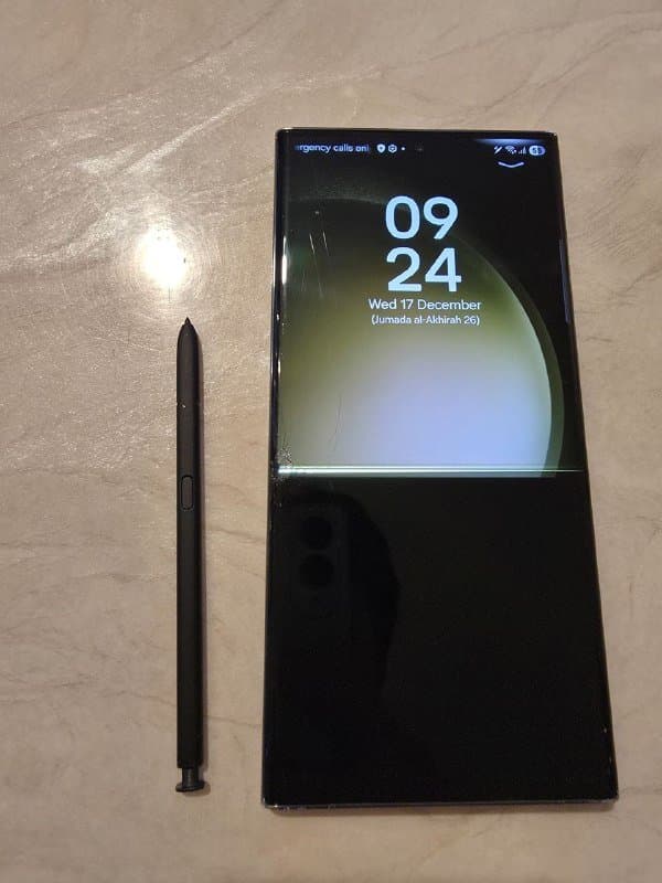 Samsung Galaxy S23 Ultra 12/256 gb поврежден экран