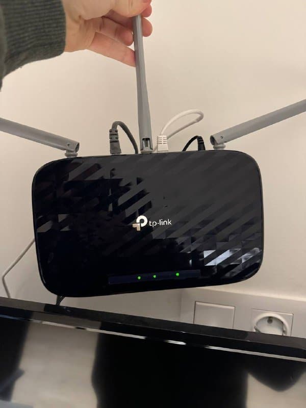 Мусорка маленькая, пуфик, плед, одеяло, грильница, гирлянда, микроволновая печь, роутер, набор посуды