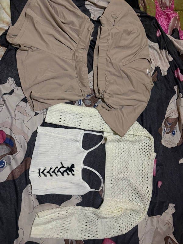 Бежевая пижама, велосипедки, белый топ, белая кофта, розовый топ, черно-белый топ, шорты, кошелек 3