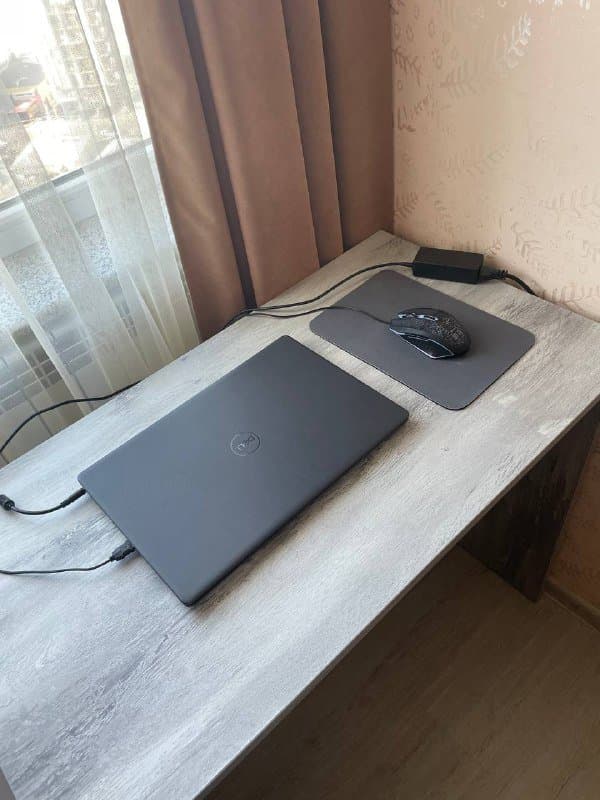 Ноутбук Dell с зарядкой и игровой мышкой