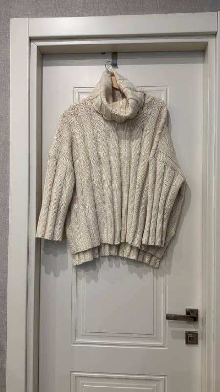 Свитер, джинсы, тренч, платье, спортивная кофта, куртка косуха