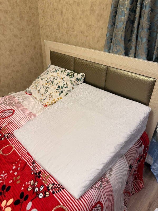 Клиновидная подушка с чехлом и наволочкой