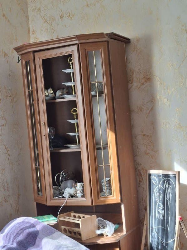 Шкаф книжный со стеклянными дверцами