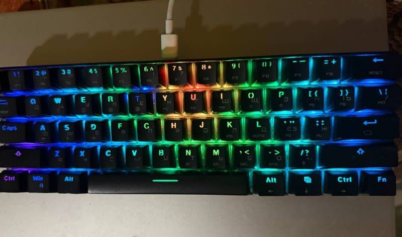 Бежевая пижама, велосипедки, белый топ, белая кофта, розовый топ, черно-белый топ, шорты, кошелек 6