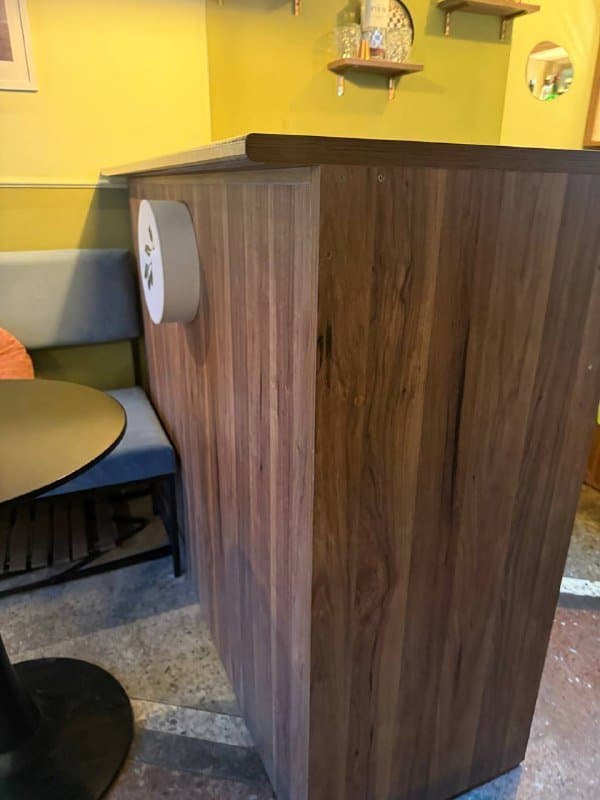 Барная стойка с шкафами, полками и раковиной 2