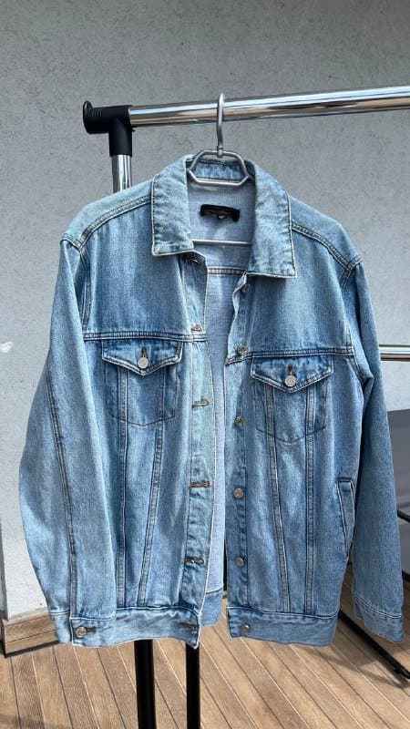 Джинсовая куртка, брючный костюм, рубашка, платья, футболка