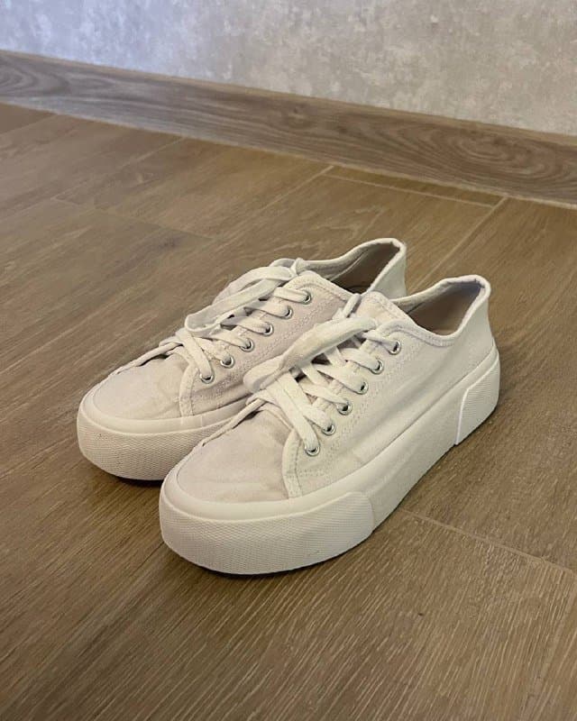 белые тряпичные кроссовки, новые босоножки, желтые кроссовки