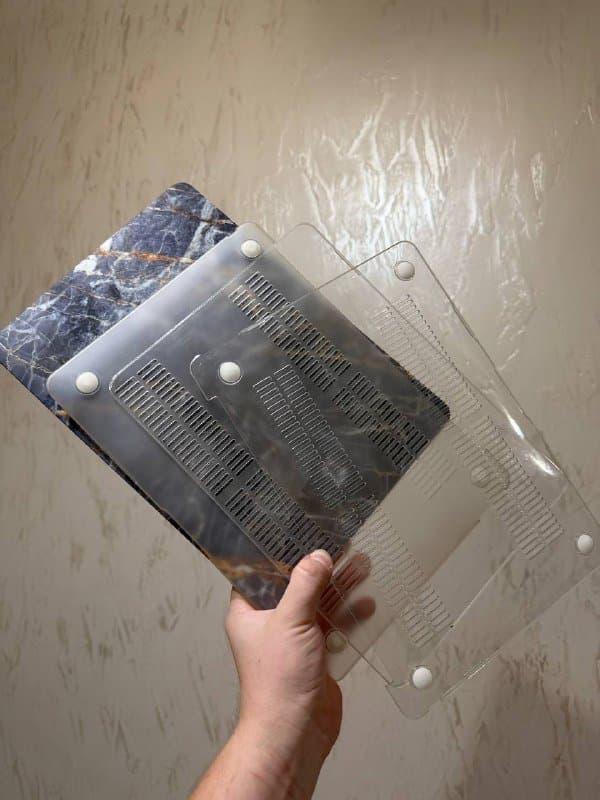 Два пластиковых чехла на MacBook Air 13 m1
