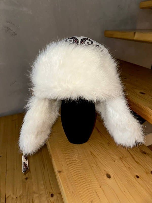 Белая меховая шапка-ушанка