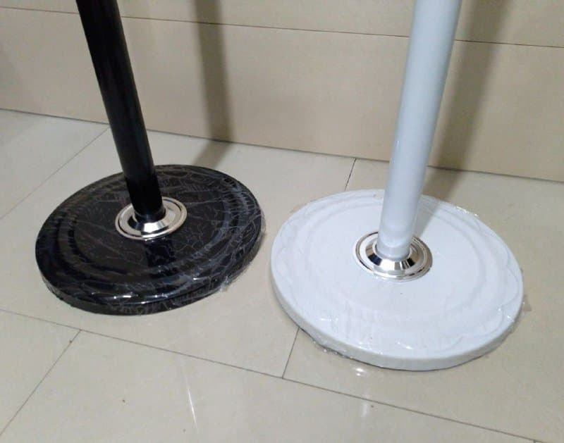 Высокая металлическая вешалка для одежды 3