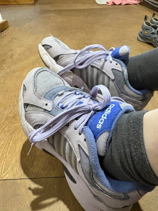 Обувь, вещи и колонка