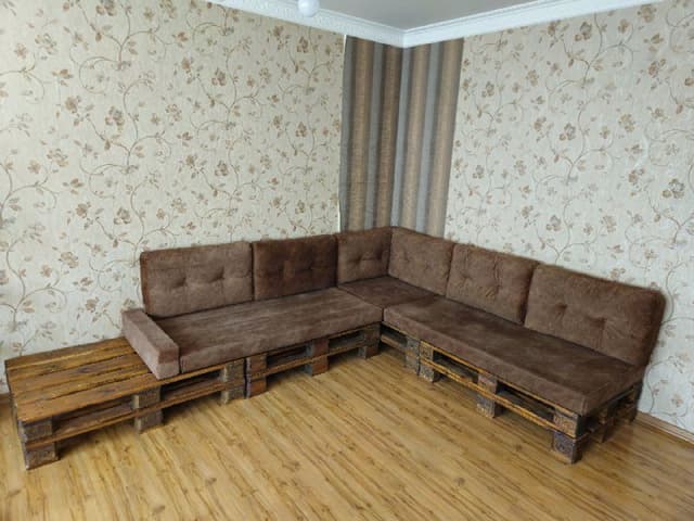 Угловой диван на палетах, журнальный столик