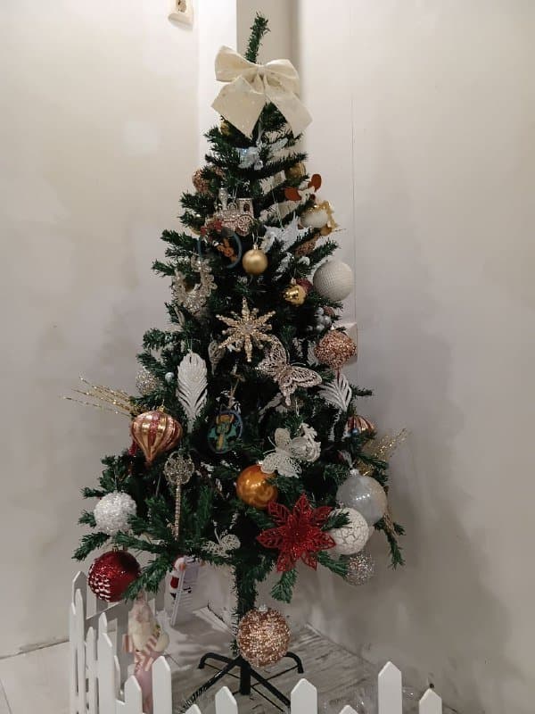 Новогодняя ёлка без игрушек