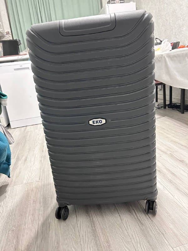 Большой чемодан пластиковый с 4 колесами