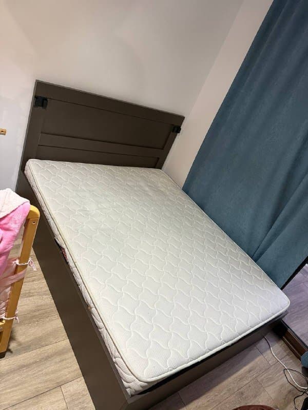 Кровать двуспальная с матрасом