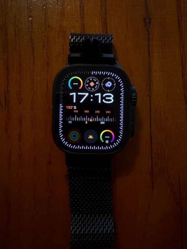 Apple Watch Ultra 2 с металлическим ремешком и зарядкой 2