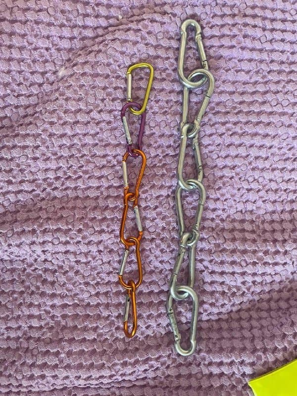 Карабины, коробки, веревка, баночки, перчатка для животных, набор для лепки, блокнот и раскраска