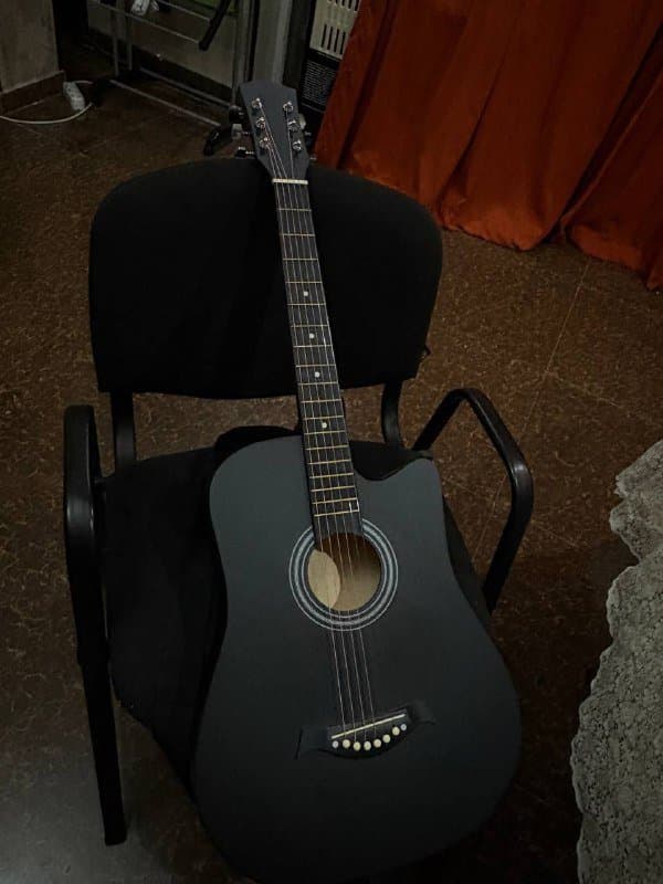 Акустическая гитара