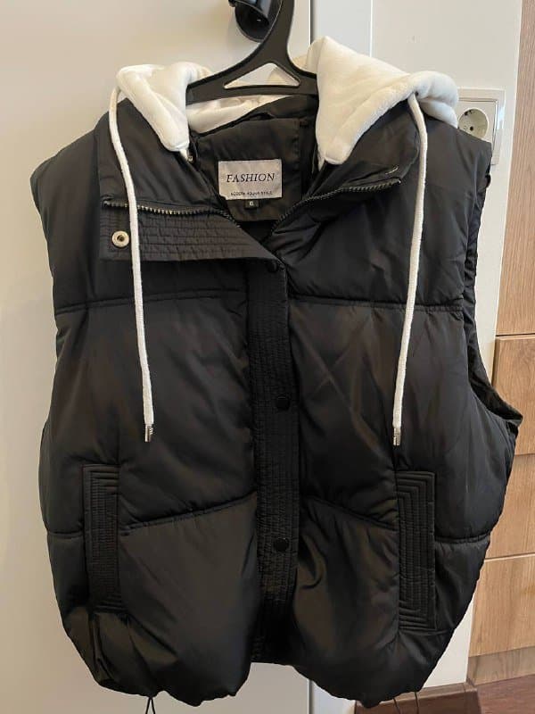 жилетка с капюшоном, курточка с наполнителем, кожаные ботинки, кофты с капюшоном, черный костюм