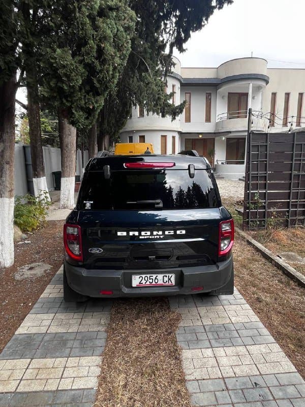 Ford Bronco черный SUV с салоном и багажником 4