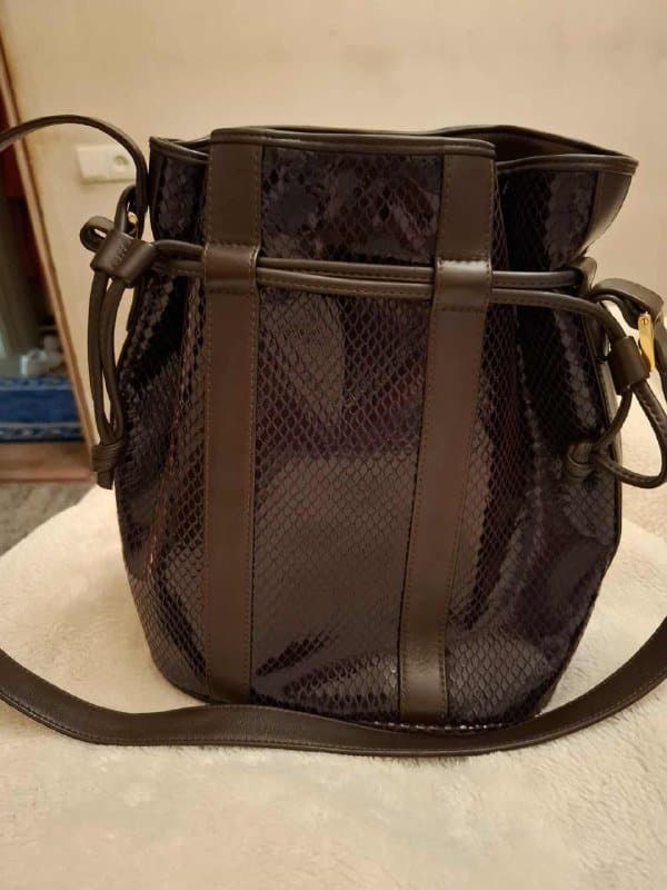 Женские сумки разного цвета и дизайна