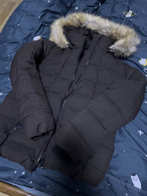 Темно-коричневая теплая женская куртка с капюшоном