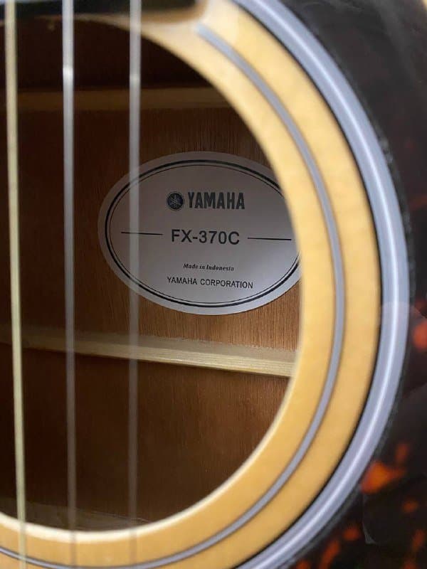 гитара Yamaha FX-370c, чехол, ремень, медиаторы, провода 3