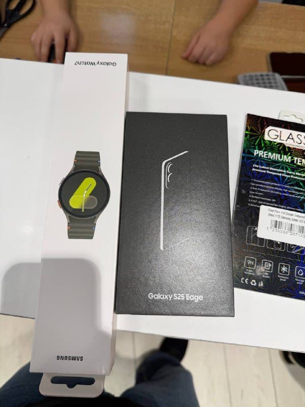 Телефон Galaxy S25 Edge, часы Galaxy Watch 7
