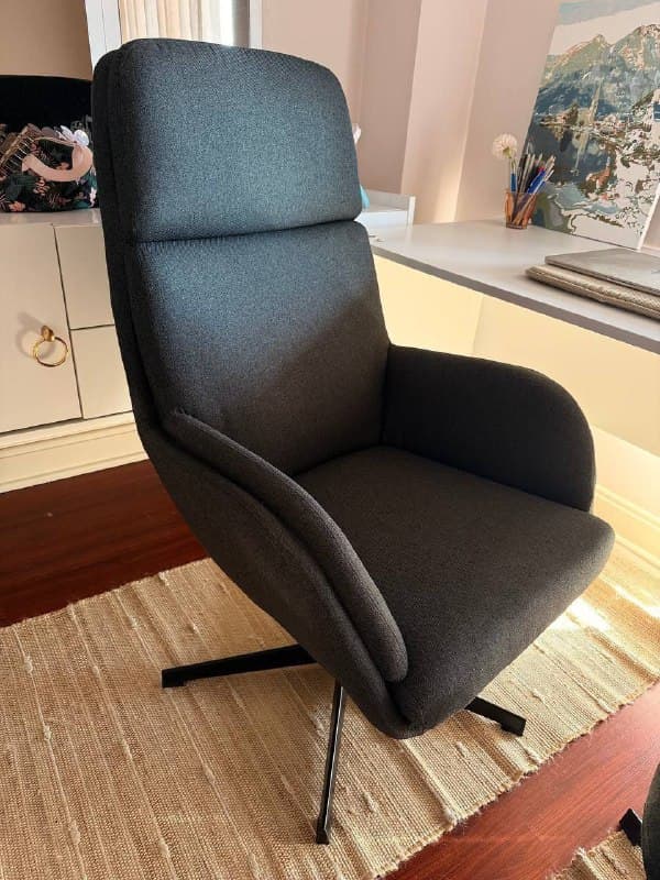 Офисное кресло Jysk тёмно-серое с подставкой для ног