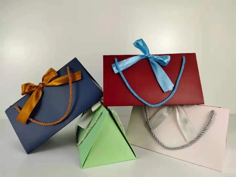 Подарочные бумажные сумочки, упаковки, коробочки 10
