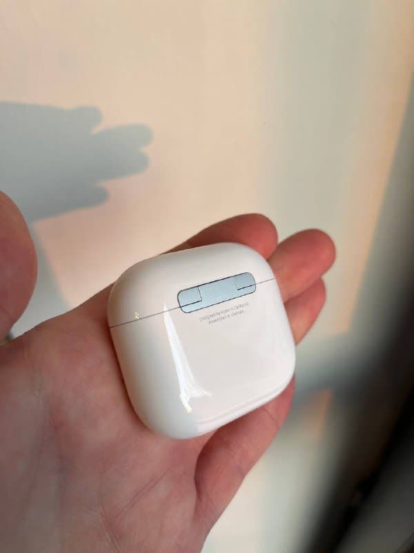 AirPods 4 с шумоподавлением