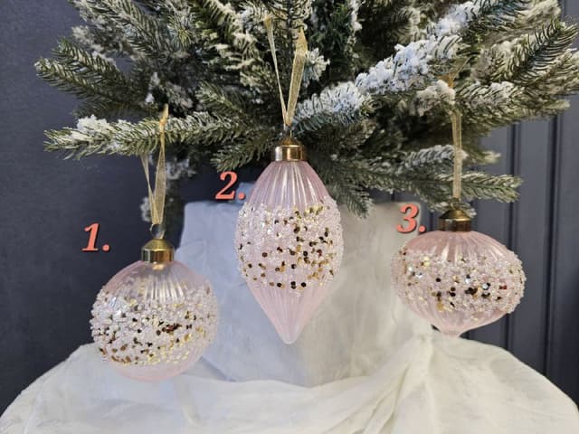 Новогодний декор: шары, украшения, бант, елка в снегу